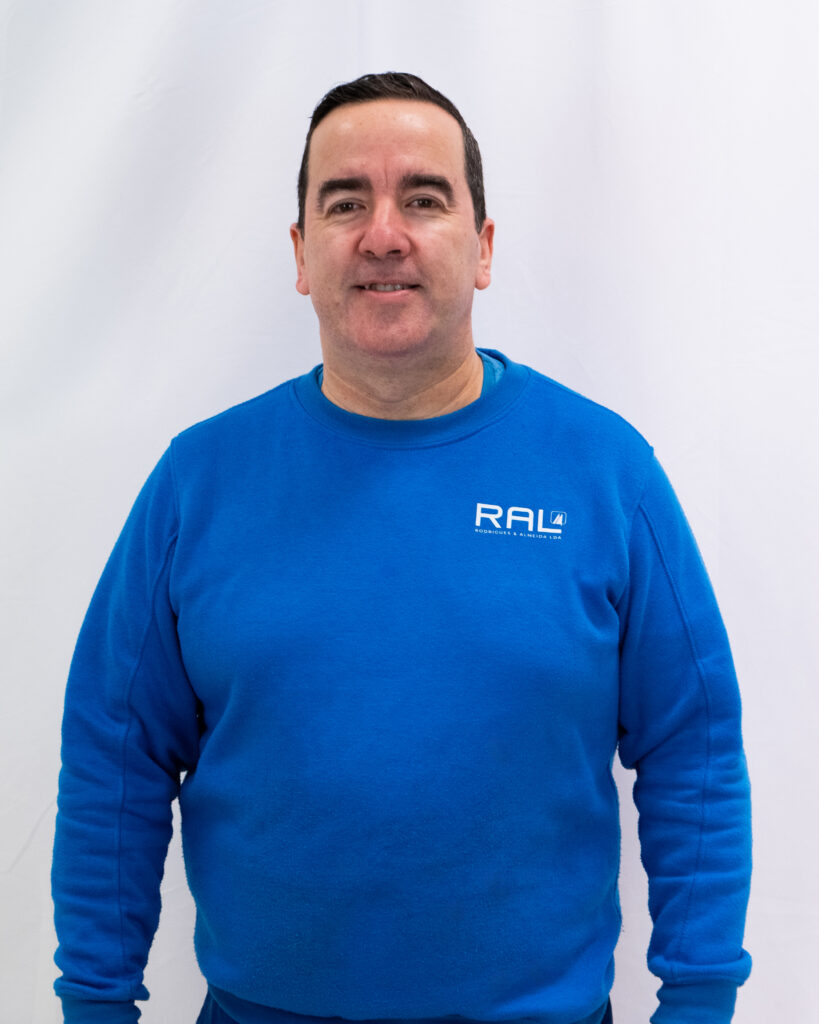 Avelino Rocha, serralheiro na RAL – Rodrigues & Almeida