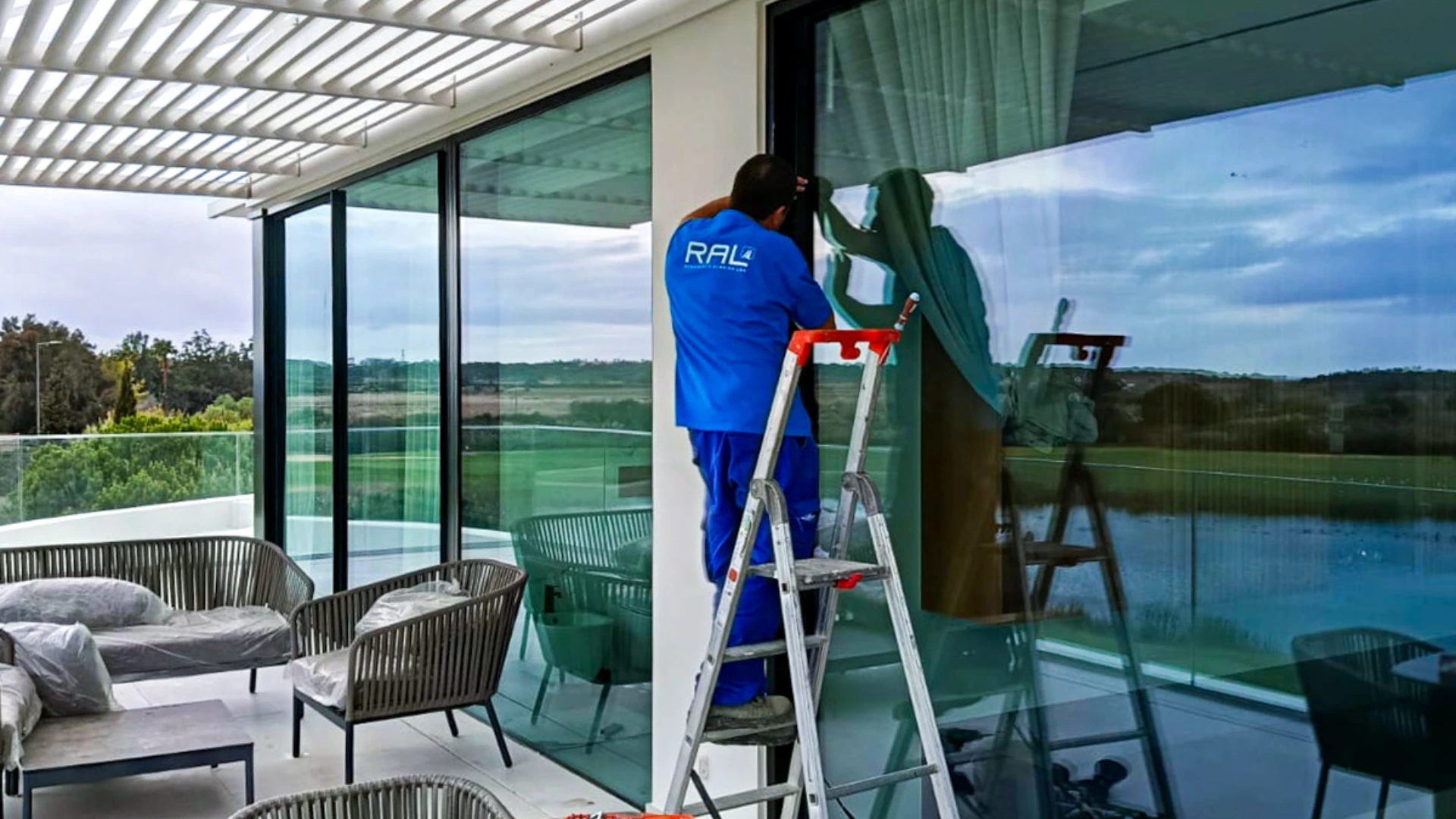 Técnico da Rodrigues & Almeida a instalar caixilharia minimalista numa moradia de luxo, assegurando precisão técnica, desempenho e integração com grandes vãos envidraçados.