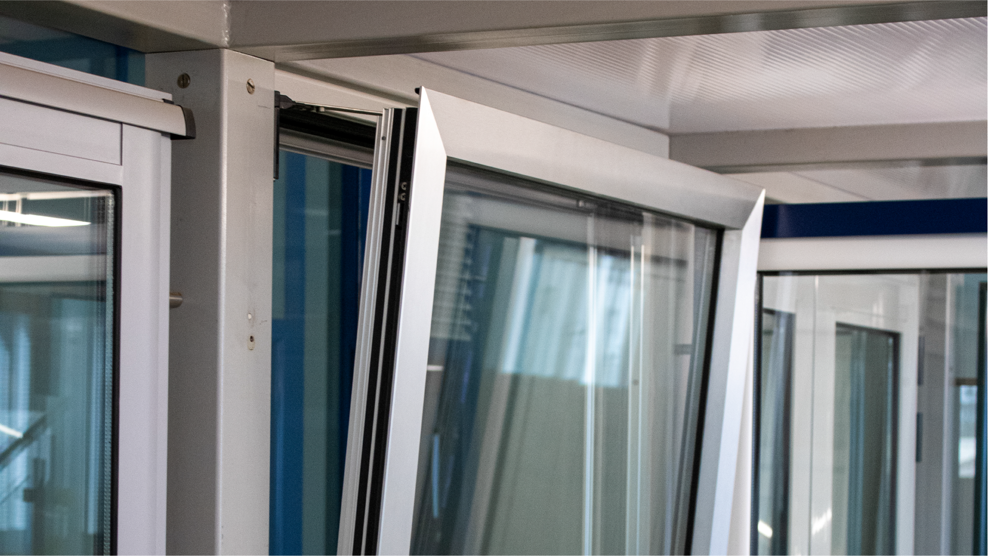 Janela oscilobatente em caixilharia com corte térmico, destacando o sistema de abertura e o perfil de alumínio com vidro duplo, utilizado para melhorar o isolamento térmico e o conforto em habitações.