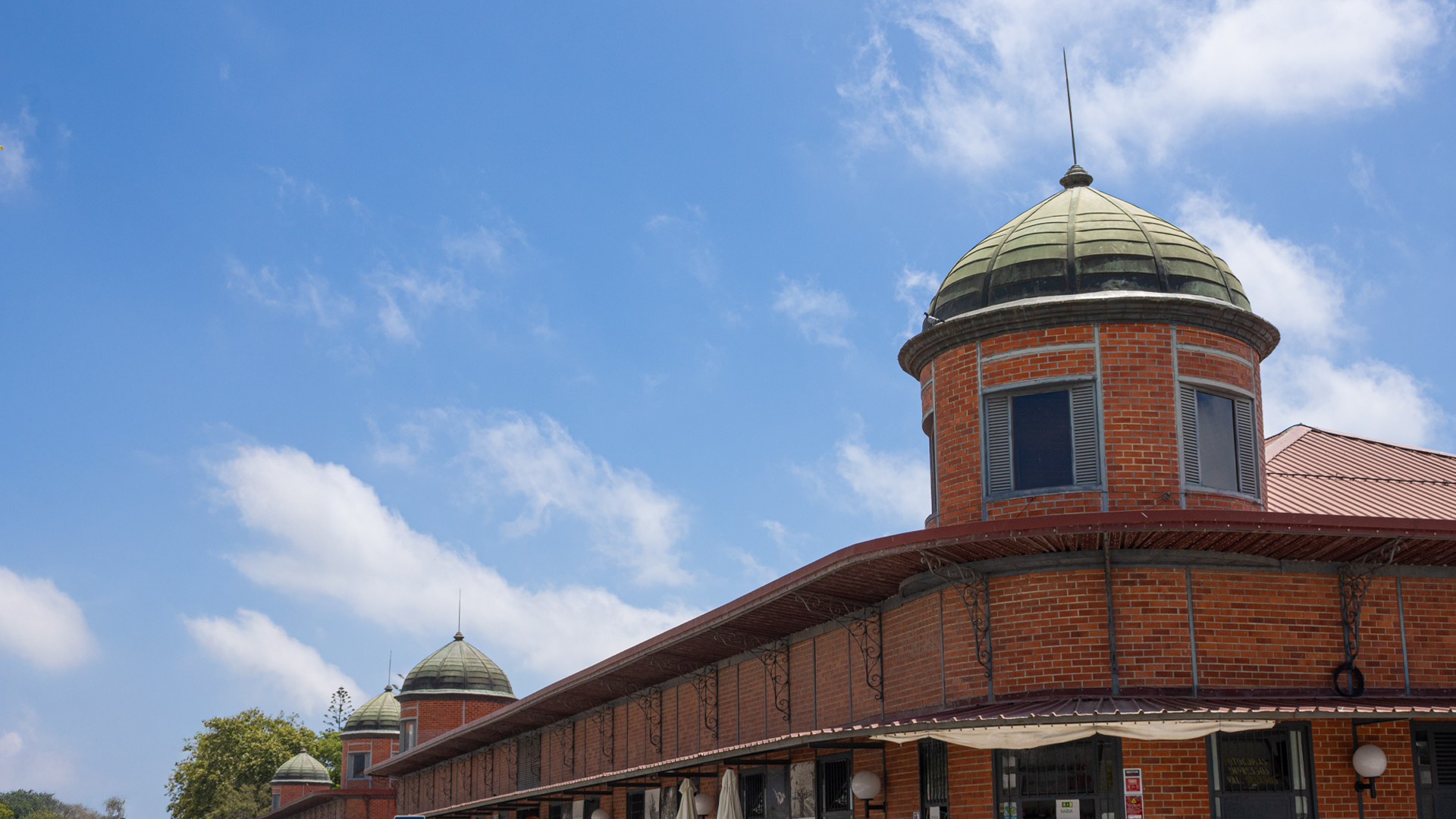 Mercados de Olhão, distinguidos entre as Novas 7 Maravilhas de Portugal 2026, com destaque para a arquitetura em tijolo e torres de influência bizantina.